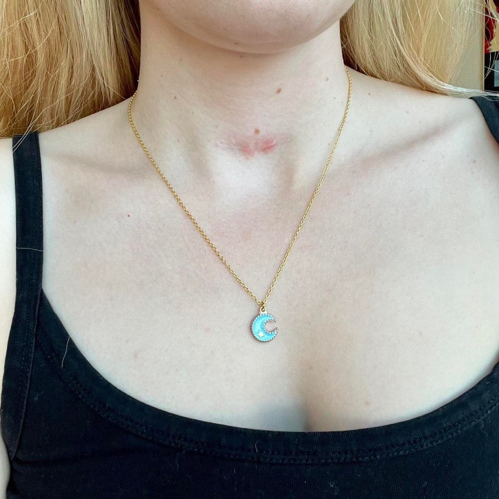 Crescent moon pendant necklace